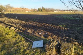 Izvaljen saobraćajni znak za put sa prvenstvom prolaza (Mačvanska ulica)