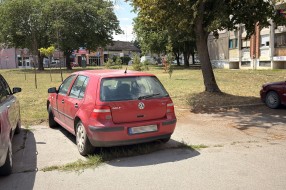 Napuštena vozila zauzimaju parking mesta u Bajnatskoj ulici