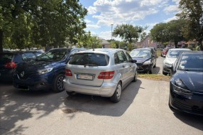 Napuštena vozila zauzimaju parking mesta u Bajnatskoj ulici