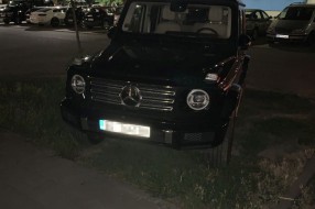Bahato parkiranje na travi kod bazena na Prozivci