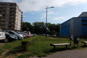 Bahato parkiranje na travi kod bazena na Prozivci