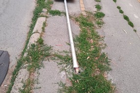 Polomljen znak kod škole "10. oktobar"