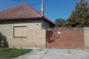 Nesnosan smrad širi se iz dvorišta kuće u Gostivarskoj ulici