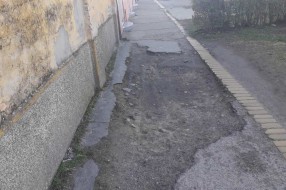 Loš trotoar na Somborskom putu