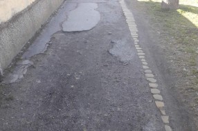 Loš trotoar na Somborskom putu