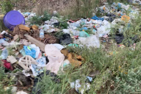 Stotine metara smeća uz prugu – ko je nadležan da reši problem?