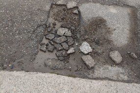 Udarna rupa u Ulici Dragiše Mišovića