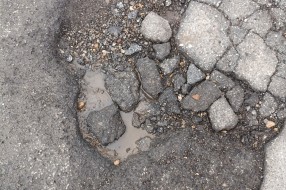 Udarna rupa u Ulici Dragiše Mišovića