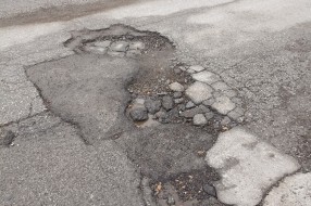Udarna rupa u Ulici Dragiše Mišovića