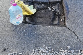 Urušavanje asfalta u Ulici Save Šumanovića