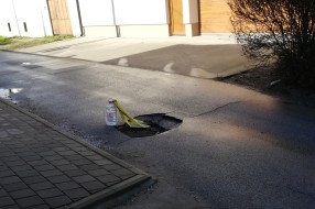 Urušavanje asfalta u Ulici Save Šumanovića