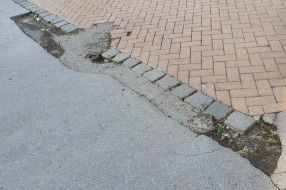 Udarne rupe i izbledeli pešački prelazi na raskrsnici Mirka Bogovića i Braće Radić