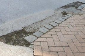 Udarne rupe i izbledeli pešački prelazi na raskrsnici Mirka Bogovića i Braće Radić