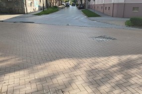 Udarne rupe i izbledeli pešački prelazi na raskrsnici Mirka Bogovića i Braće Radić