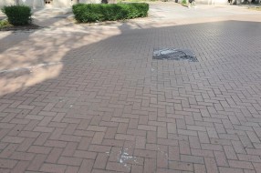 Udarne rupe i izbledeli pešački prelazi na raskrsnici Mirka Bogovića i Braće Radić