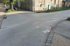 Udarne rupe i izbledeli pešački prelazi na raskrsnici Mirka Bogovića i Braće Radić