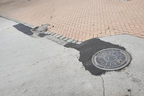 Udarne rupe i izbledeli pešački prelazi na raskrsnici Mirka Bogovića i Braće Radić