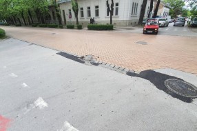 Udarne rupe i izbledeli pešački prelazi na raskrsnici Mirka Bogovića i Braće Radić
