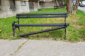 Polomljene daske klupe ispred zgrade u Kumičićevoj