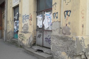 Lokal na raskrsnici ulica Maksima Gorkog i Harambašićeve nastavlja da propada