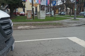 Bandera telefonskih kablova visi (ugao Zagrebačke i Somborska)