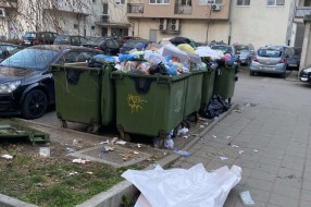 Otpad na sve strane oko zgrade na adresi Ulica braće Radić 120