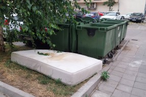 Otpad na sve strane oko zgrade na adresi Ulica braće Radić 120