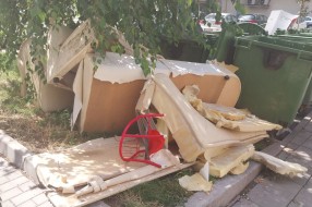 Otpad na sve strane oko zgrade na adresi Ulica braće Radić 120