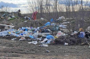 Divlja deponija na Bajskom putu