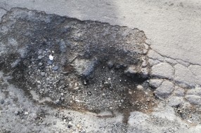 Rupa na kolovozu u Preradovićevoj ulici