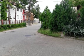 Udarne rupe na raskrsnici ulica Adolfa Singera i Mihajla Pupina