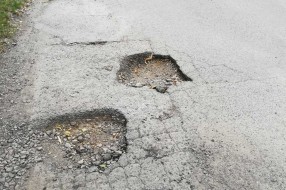 Udarne rupe na raskrsnici ulica Adolfa Singera i Mihajla Pupina