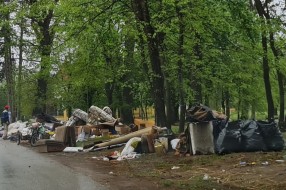 Divlja deponija pored igrališta na Paliću