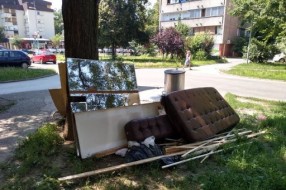Potrebno češće odnošenje smeća kod zgrada na uglu ulice Kizura Ištvana Kizura i Segedinskog puta