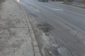 Udarna rupa na raskrsnici Karađorđevog puta i Ulice Petefija Šandora