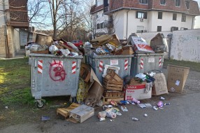 Smeće iz ulaza zgrade Miloša Crnjanskog 10