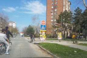 Postavljanje reklama dešavanja na saobraćajne znakove, semafore, stubove po celom gradu