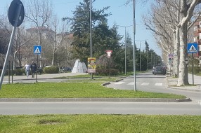Postavljanje reklama dešavanja na saobraćajne znakove, semafore, stubove po celom gradu