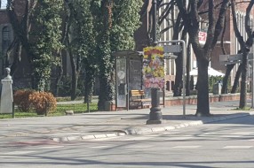 Postavljanje reklama dešavanja na saobraćajne znakove, semafore, stubove po celom gradu