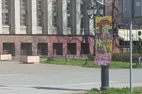Postavljanje reklama dešavanja na saobraćajne znakove, semafore, stubove po celom gradu