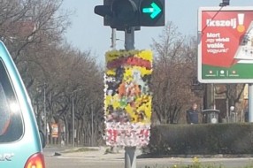 Postavljanje reklama dešavanja na saobraćajne znakove, semafore, stubove po celom gradu