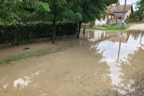 Poplava u Jasenovačkoj ulici zbog neasfaltiranog puta koji čekamo 25 godina!