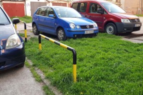 Parkiranje na zelenoj površini u Kumičićevoj ulici