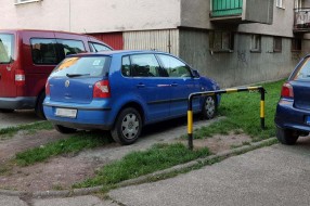Parkiranje na zelenoj površini u Kumičićevoj ulici