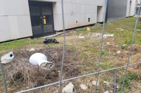 Smeće u krugu zgrade pozorišta još uvek nije očišćeno