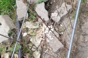 Smeće u krugu zgrade pozorišta još uvek nije očišćeno