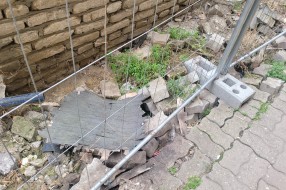 Smeće u krugu zgrade pozorišta još uvek nije očišćeno