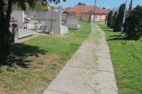Nepokošena trava na Kerskom groblju