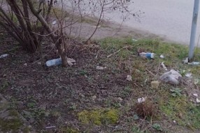Smeće na ulicama oko buvljaka