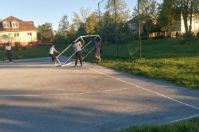 Podizanje i bacanje izvaljene metalne konstrukcije gola